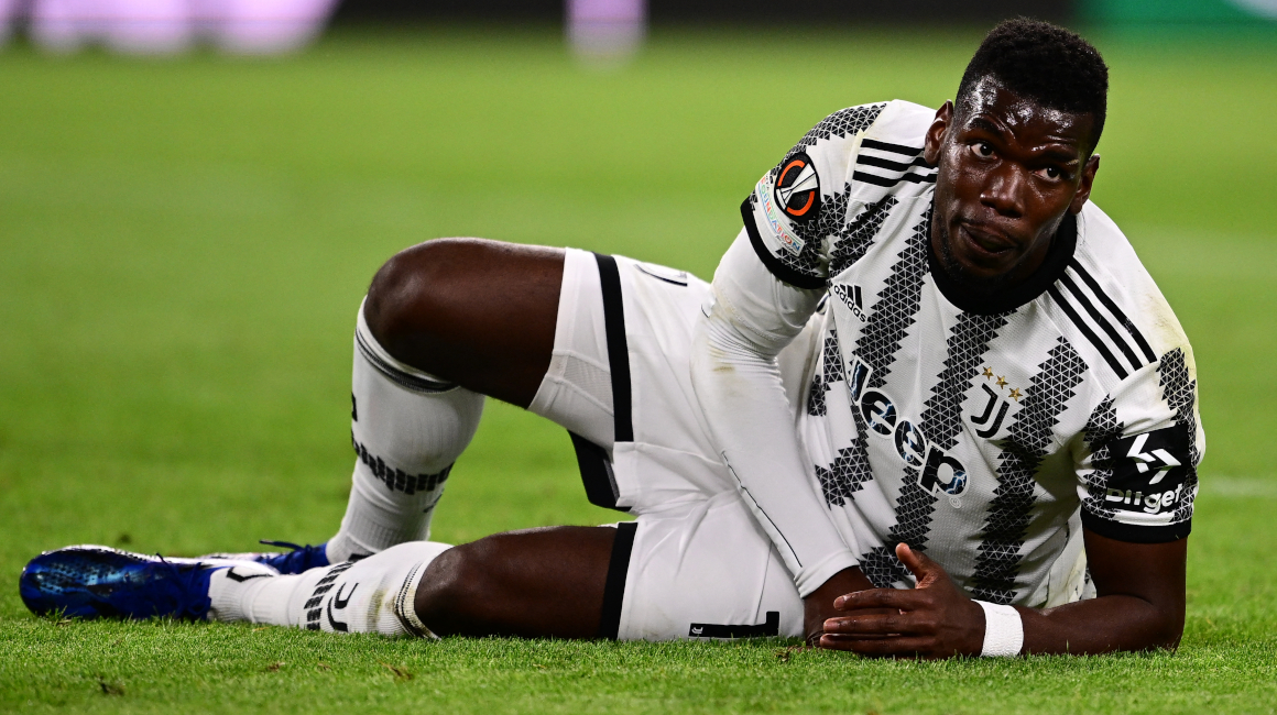 El centrocampista francés de la Juventus, Paul Pogba, reacciona tras ser abordado durante el partido de ida de la semifinal de la UEFA Europa League entre Juventus y Sevilla el 11 de mayo de 2023