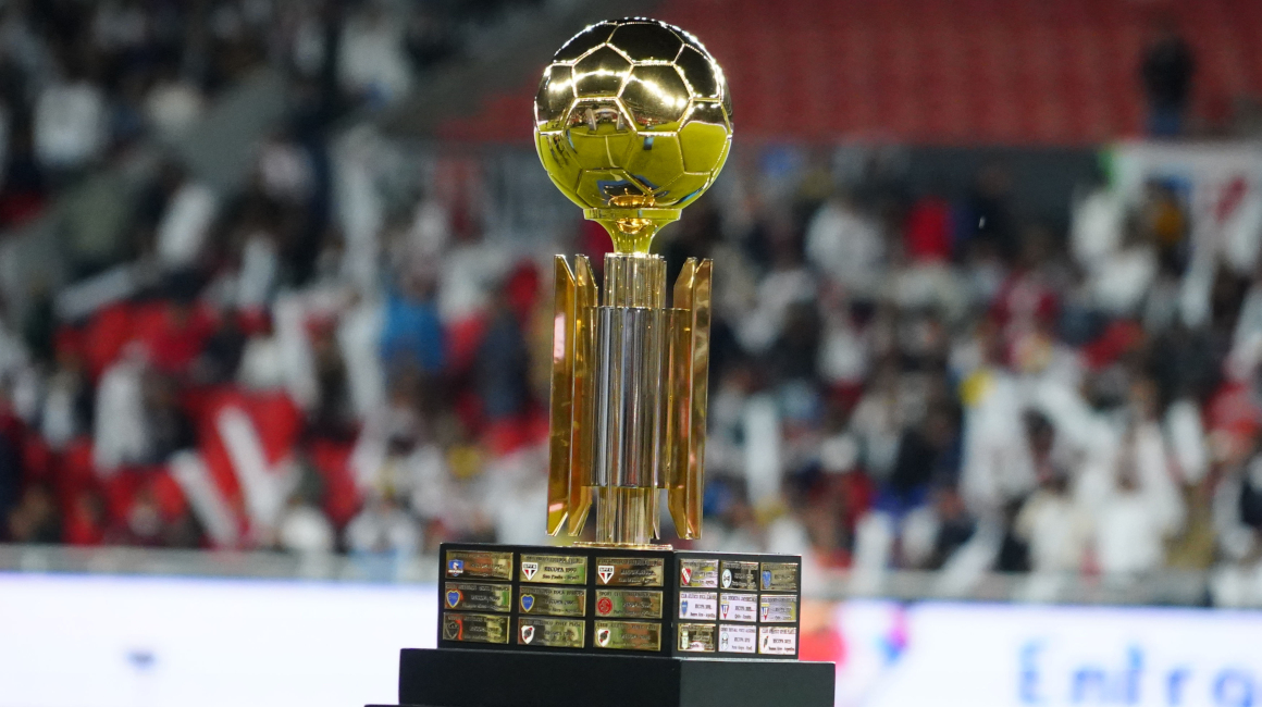 El trofeo de la Recopa Sudamericana, el 22 de febrero de 2024.