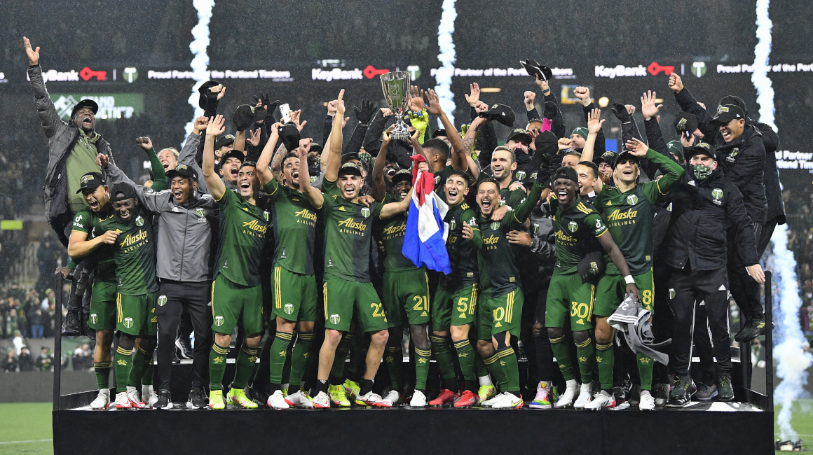Los Portland Timbers celebran después de la final de los playoffs de la Conferencia Oeste de la MLS 2021 contra el Real Salt Lake.