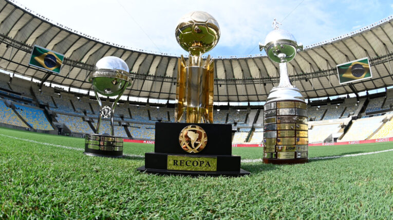 El trofeo de la Recopa Sudamericana en el estadio Maracaná, el 28 de febrero de 2024.