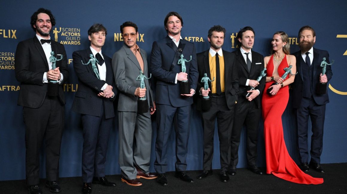 (De izq a der) Benny Safdie, Cillian Murphy, Robert Downey Jr., Josh Hartnett, Alden Ehrenreich, Casey Affleck, Emily Blunt y Kenneth Branagh, de la película 'Oppenheimer'  en los Screen Actors Guild Awards.