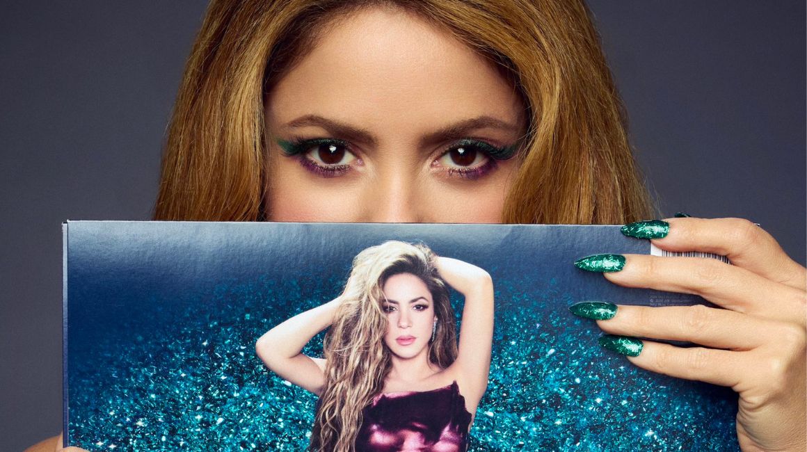 Shakira con una imagen de su nuevo álbum 'Las Mujeres Ya No Lloran'.