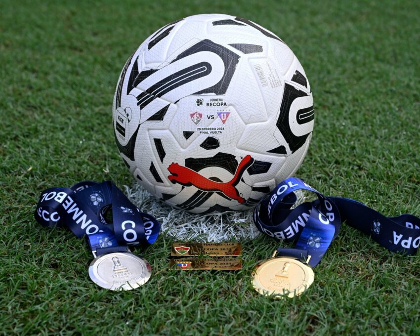 El balón, las medallas y las placas de la Recopa Sudamericana.