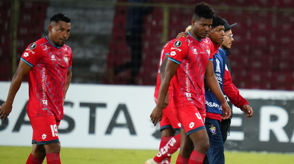 Los jugadores de El Nacional con la cabeza abajo tras quedar eliminados de la Copa Libertadores 2024, el 29 de febrero, en Quito.
