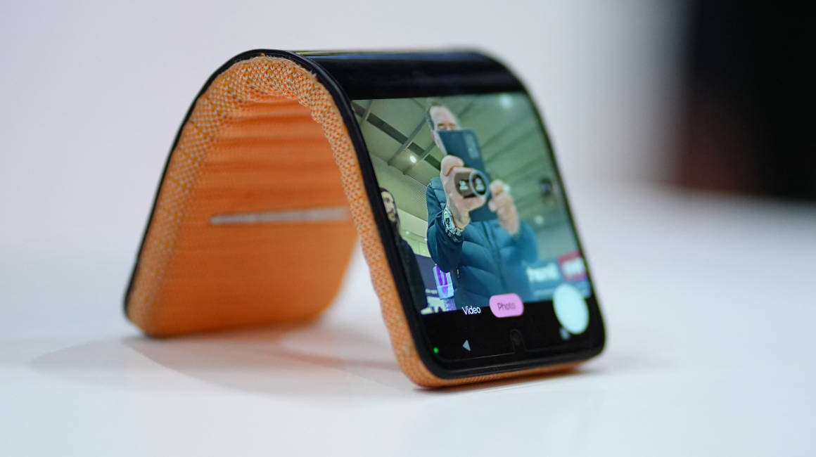 El prototipo de celular flexible de Motorola, en el Mobile World Congress 2024.