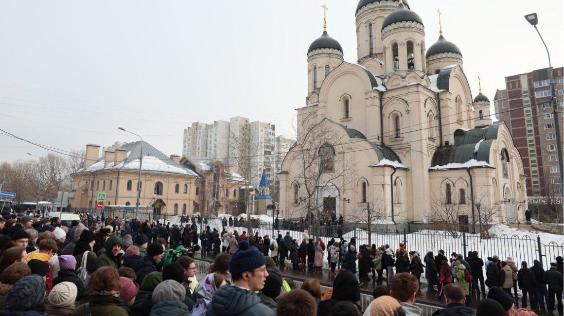 Seguidores de Alexéi Navalni se agolpan frente a la iglesia en la que se cumplió su funeral, en Moscú, Rusia, el 1 de marzo de 2024.