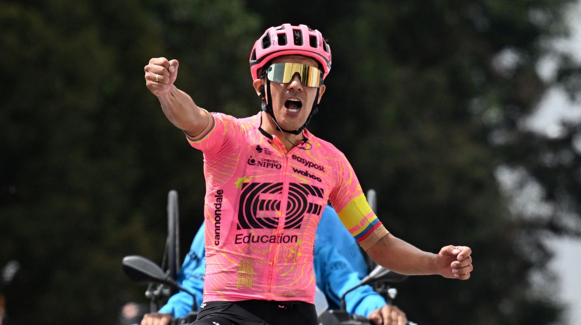 Richard Carapaz del Team EF celebra su victoria al final de la quinta etapa del Tour Colombia UCI 2024.