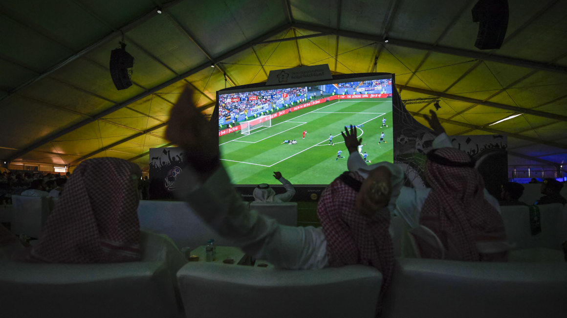 Los seguidores del fútbol saudí reaccionan mientras ven jugar a su equipo nacional durante un partido partido de Rusia 2018.