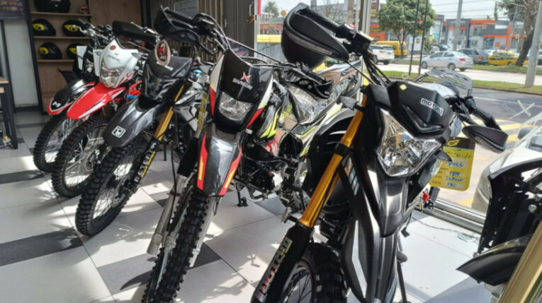 Exhibición de motos en un local de la cadena de tiendas Master Motos, en Quito, 1 de marzo de 2024. 
