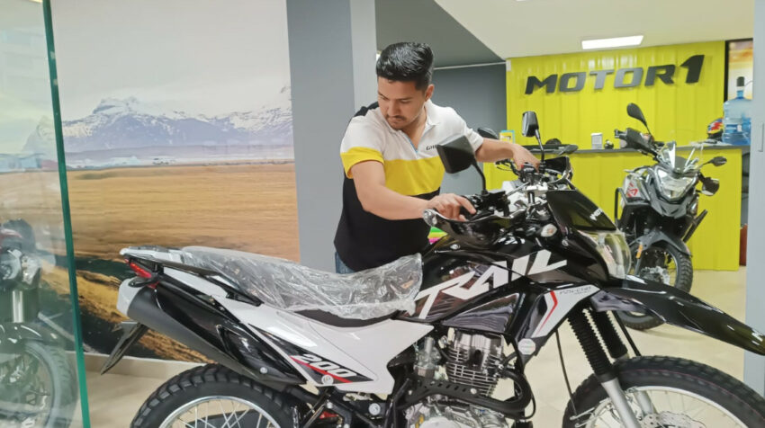 Trail model, from the Motor1 brand, in a store in Quito, February 29, 2024. 