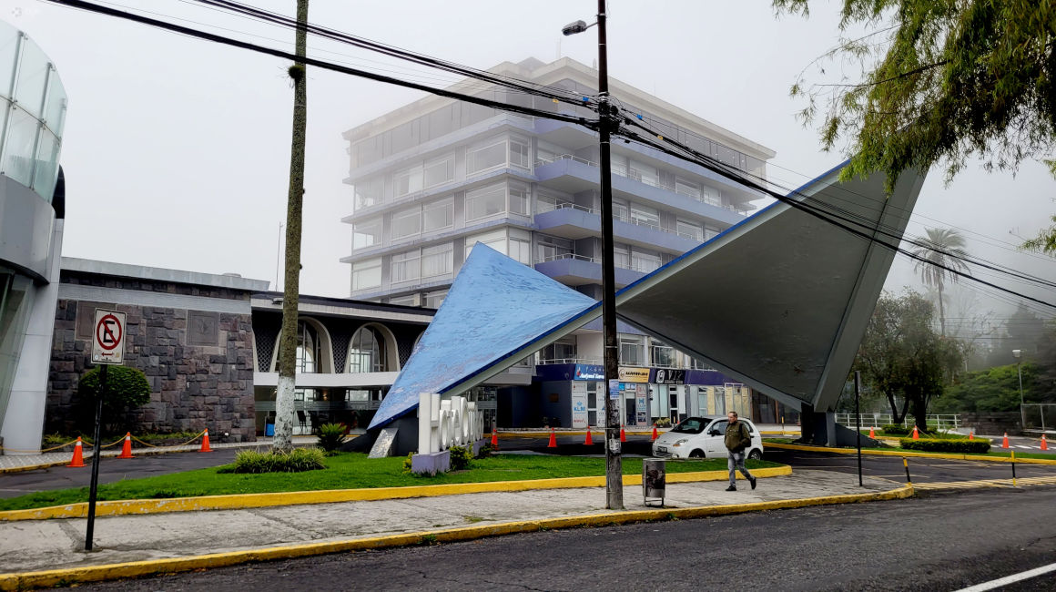 Fachada del Hotel Quito, en el norte de Quito, el 1 de marzo de 2024.