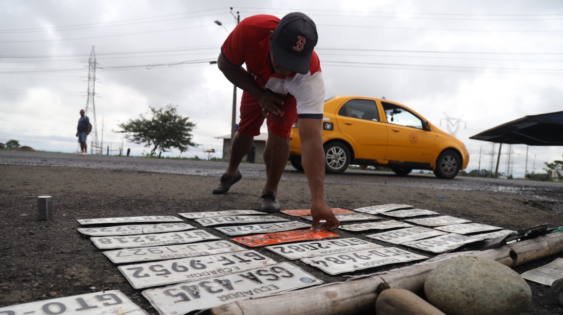 Lugareños rescatan placas vehiculares desprendidas de vehículos en la inundación, que luego exhiben y devuelven a sus dueños a cambio de dinero.