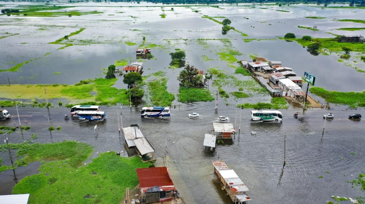 La zona agrícola también sufre inundaciones, tres kilómetros al norte de Jujan (Guayas), donde tres tramos de vía se inundan con las lluvias.