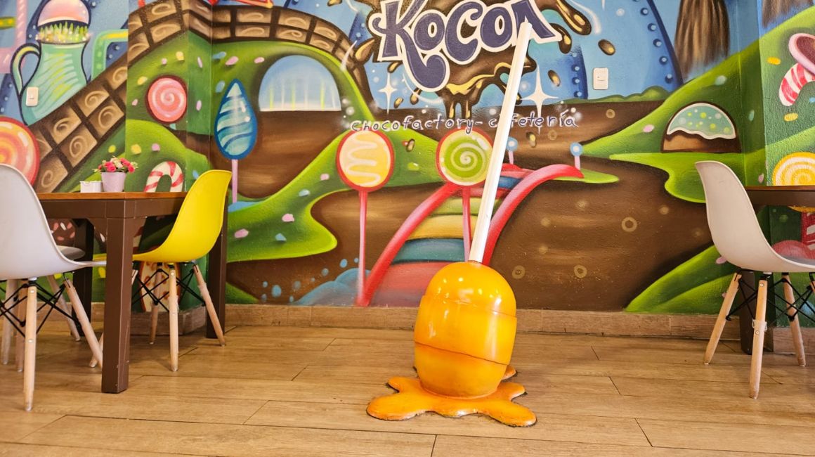 Kocoa Chocofactory - cafetería tiene varios espacios para fotografiarse con dulces.
