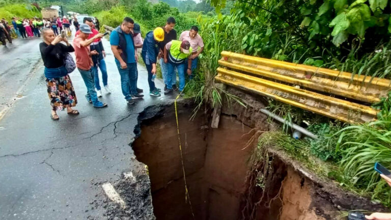 Cerrada vía Alóag-Santo Domingo por colapso de un puente