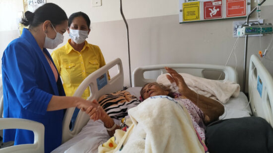 Un paciente adulto mayor recibe la visita de autoridades del Hospital General Portoviejo, del IESS, el 27 de febrero de 2024. 