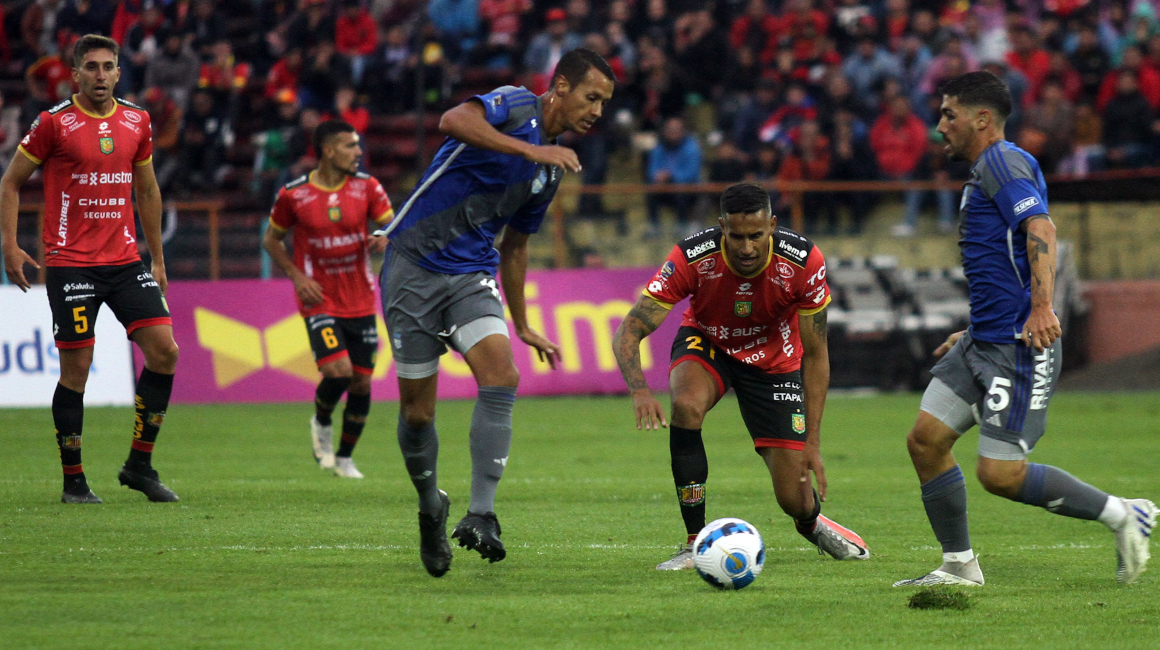 Deportivo Cuenca se enfrenta a Emelec en el estadio Alejandro Serrano Aguilar, el 2 de marzo de 2024.