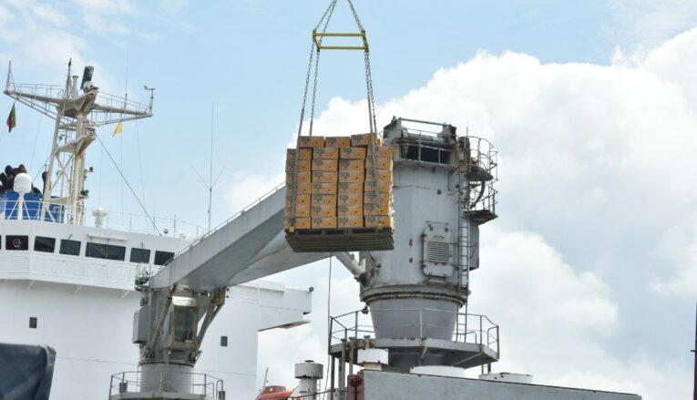 Actividades de carga en el Puerto de Manta.