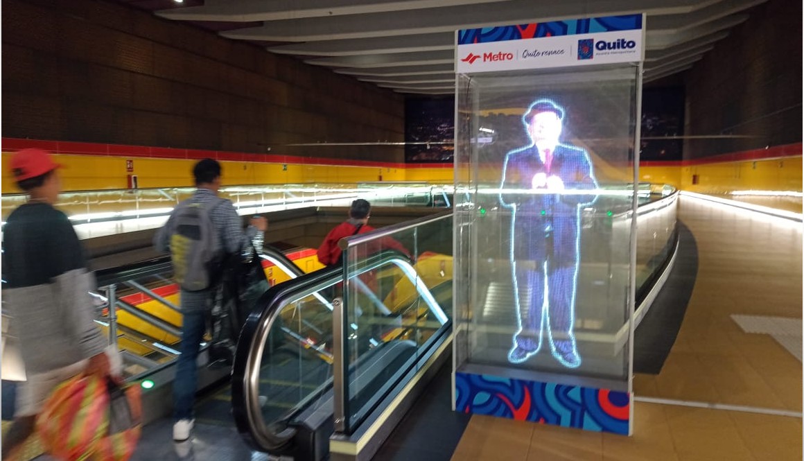 Holograma de Don Evaristo en la estación San Francisco.