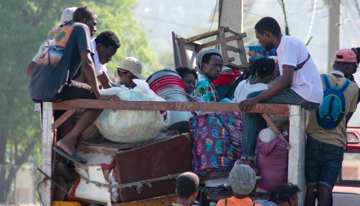 Ciudadanos de Haití huyen de los saqueos y tiroteos en Puerto Príncipe.