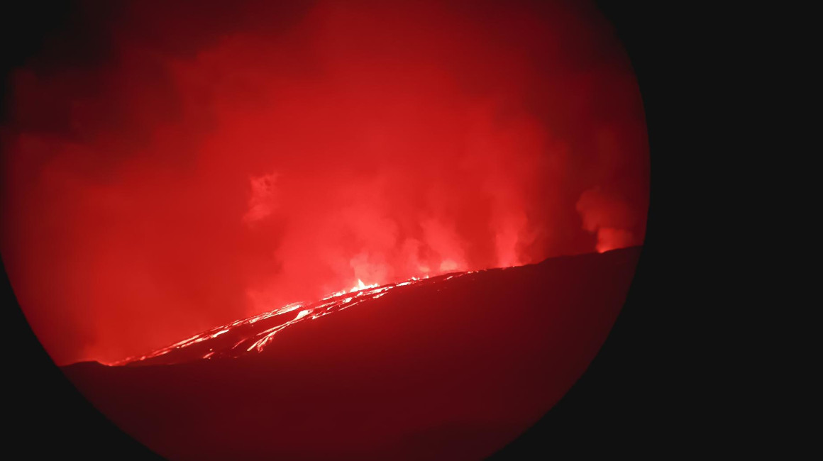 Proceso de erupción del volcán La Cumbre en la Isla Fernandina de Galápagos, el 3 de marzo de 2024.