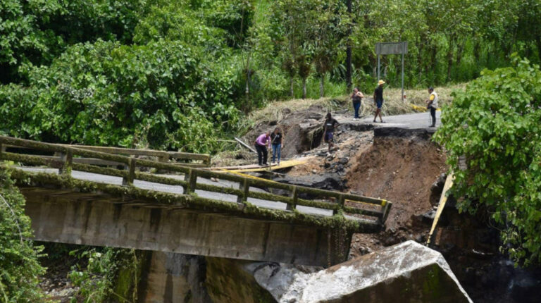 Preparan puente provisional por cierre de la Alóag - Santo Domingo