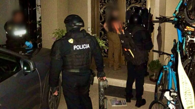 Agentes de la Policía realizan un allanamiento en una vivienda de Guayaquil, como parte del operativo en el caso 'Purga', el 2 de marzo de 2024.