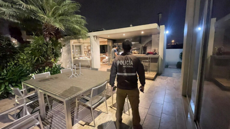 Un policía en el allanamiento de la vivienda del exasambleísta del PSC, Pablo Muentes, como parte del caso Purga, el 4 de marzo de 2024.