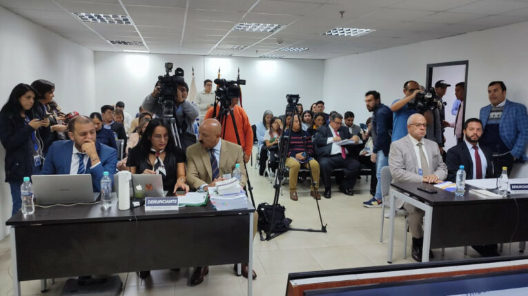 Abogados en la audiencia del TCE sobre la supuesta infracción electoral del acalde de Quito, Pabel Muñoz, el 4 de marzo de 2024.