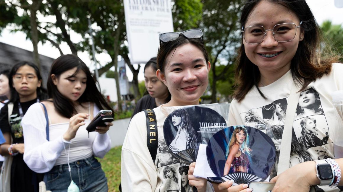 Fanáticas de Taylor Swift en Singapur, donde la artista mantiene agendados seis conciertos.