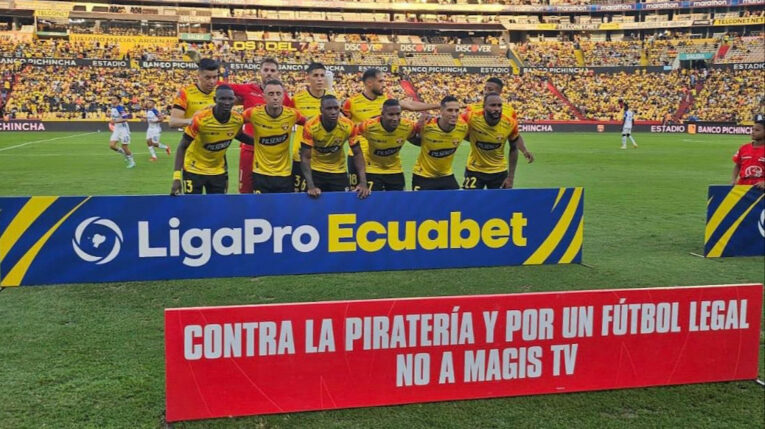Los jugadores de Barcelona SC posan con la publicidad contra Magis TV, el 3 de marzo de 2024.