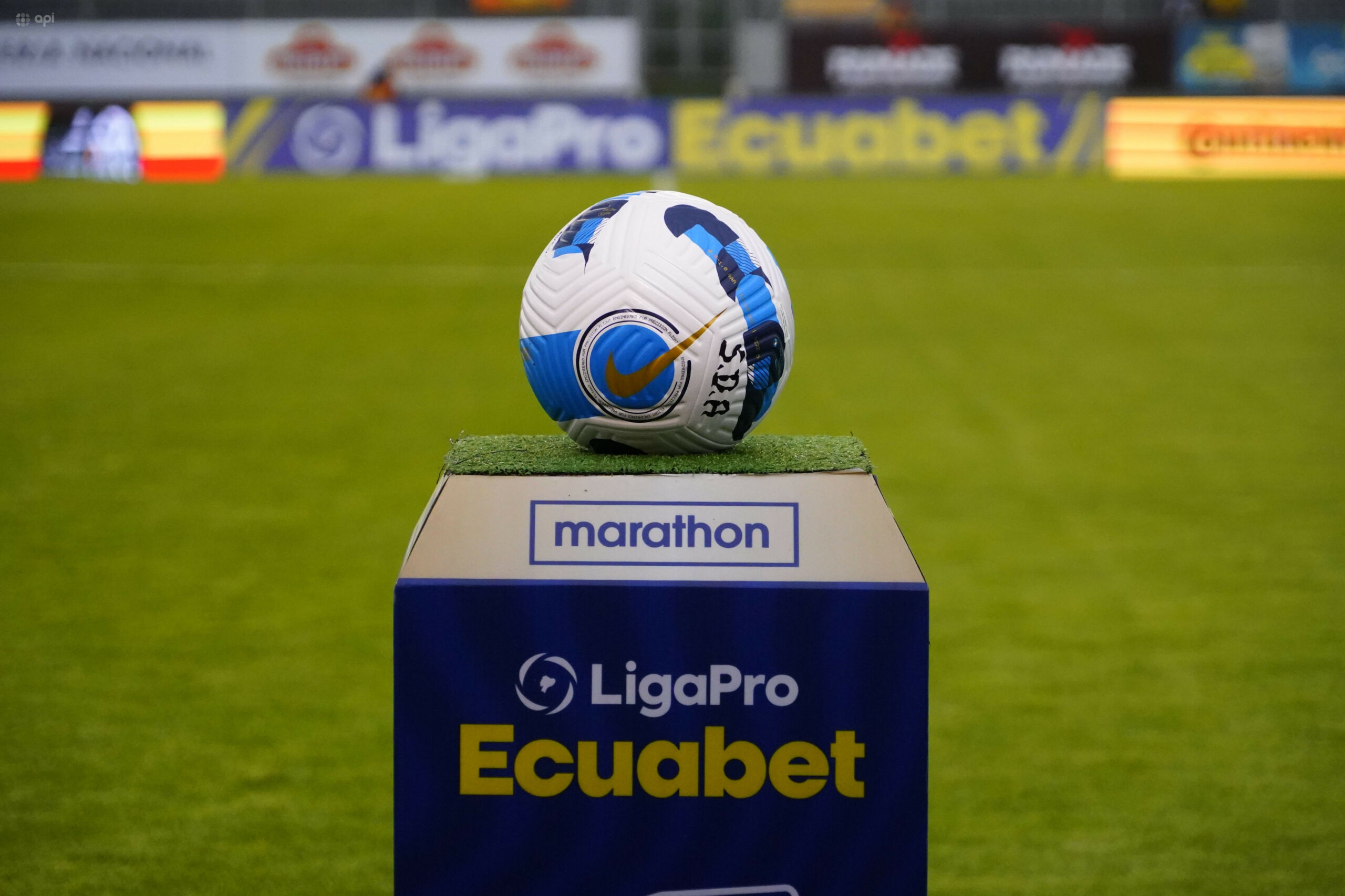 El balón de la LigaPro, durante el partido de Aucas ante Orense, el 2 de marzo de 2024.