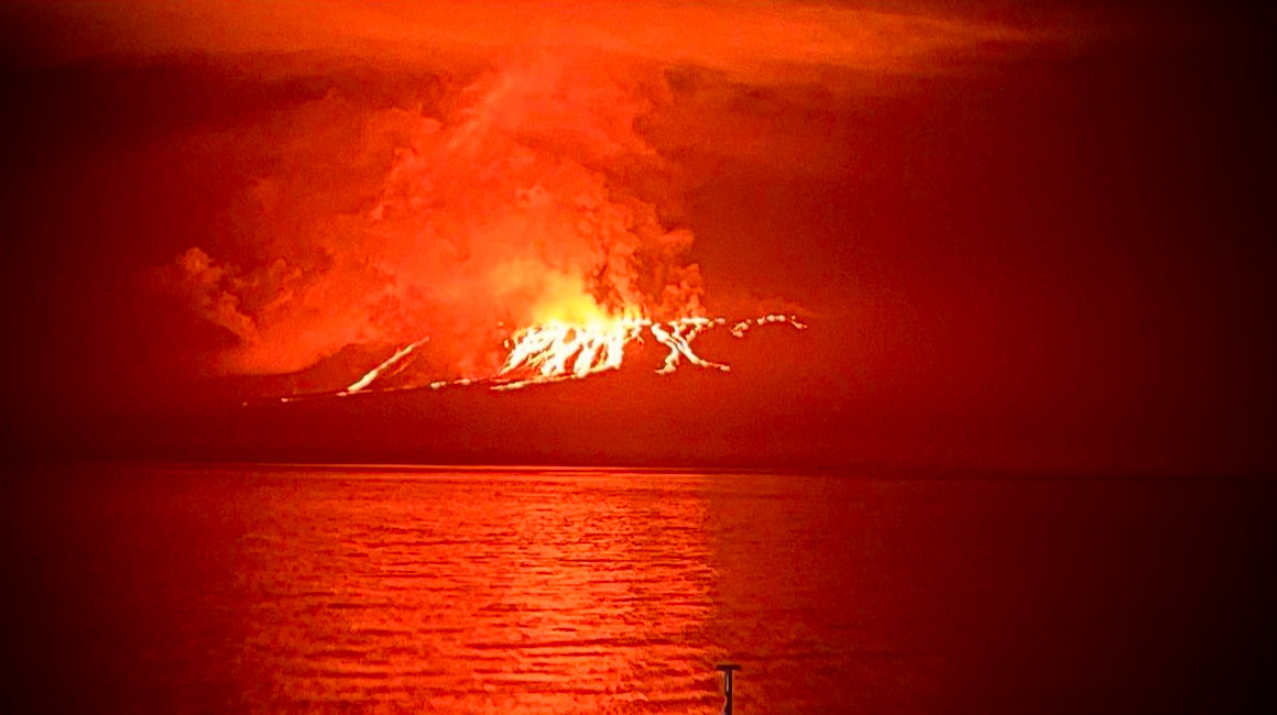 Erupción del volcán Las Cumbres, en Galápagos, el 3 de marzo de 2024.