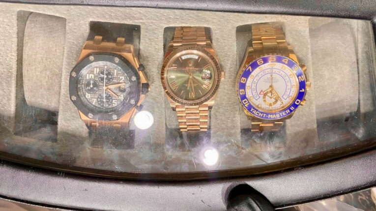 Los tres relojes de lujo encontrado en la vivienda del exlegislador Pablo Muentes, como parte del caso Purga, el 4 de febrero de 2024.