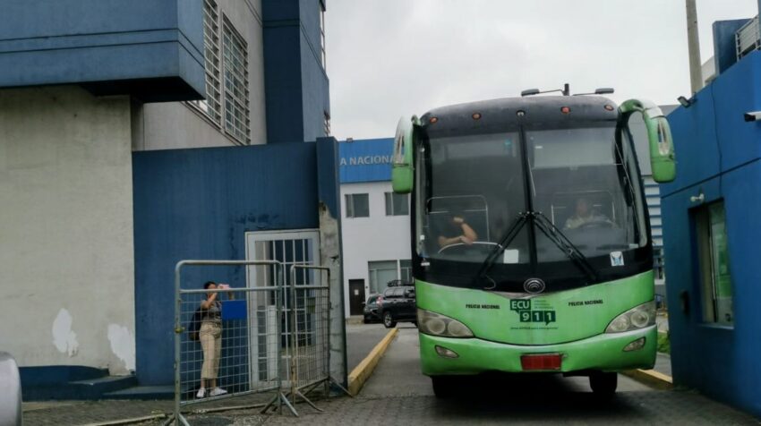 Los detenidos son trasladados en un bus hacia la base aérea Simón Bolívar, en Guayaquil, para luego ser llevados a Quito.