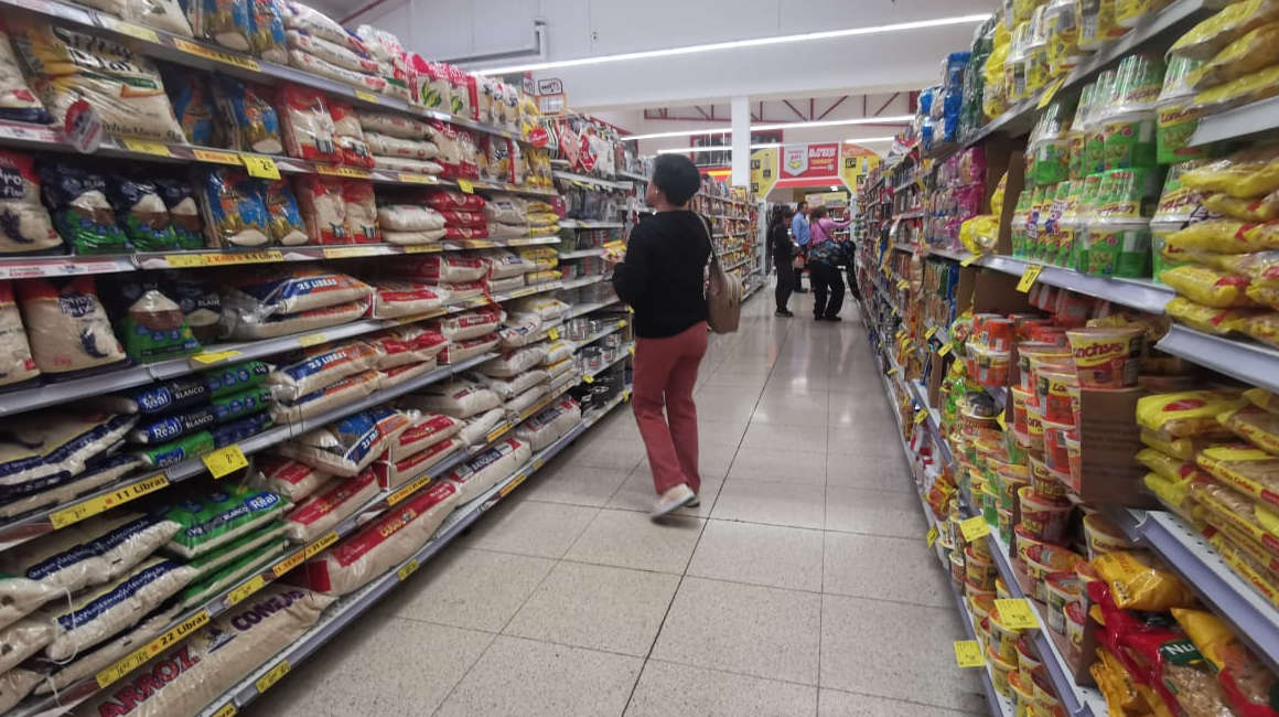 Una mujer realiza compras en un supermercado de Quito, en 2023.