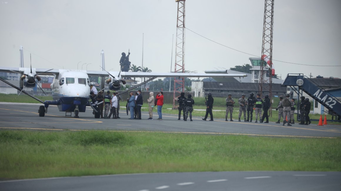 Los aprehendidos en el caso Purga abordan un avión del Ejercito en la base aérea Simón Bolívar en Guayaquil, previo a su traslado a Quito.