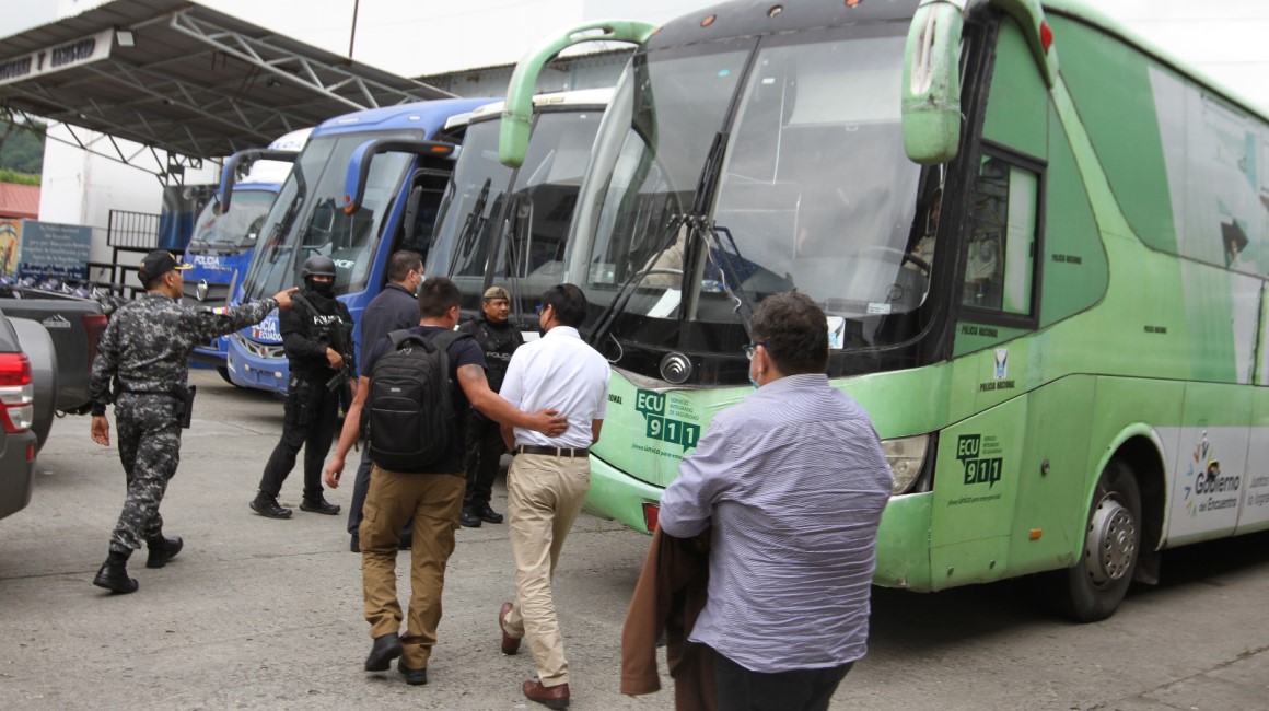 Los detenidos en el caso Purga abordan un bus en el Cuartel Modelo de Guayaquil, previo a su traslado a Quito. 