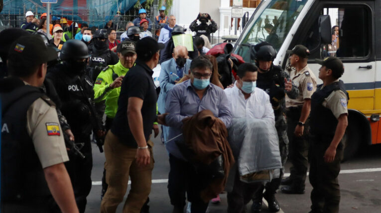 Llegada a la unidad de flagrancia, en Quito, de los detenidos por el caso Purga, el 4 de marzo de 2024.