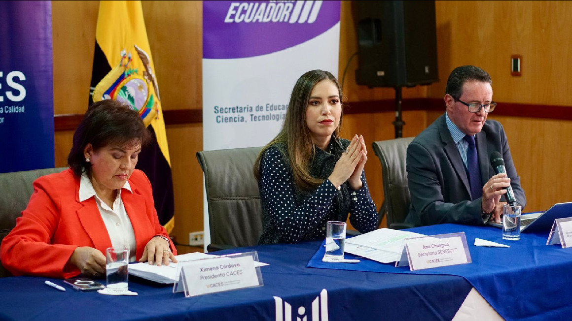 Ximena Córdova, presidenta del CES, y Ana Changuín, titular de Senescyt, en rueda de prensa el 4 de marzo de 2024.