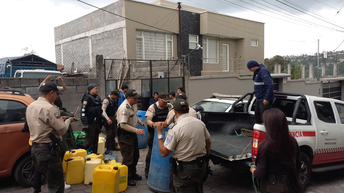 Policías decomisan 1.000 litros de alcohol sin registro sanitario en Quito, el 5 de marzo de 2024.