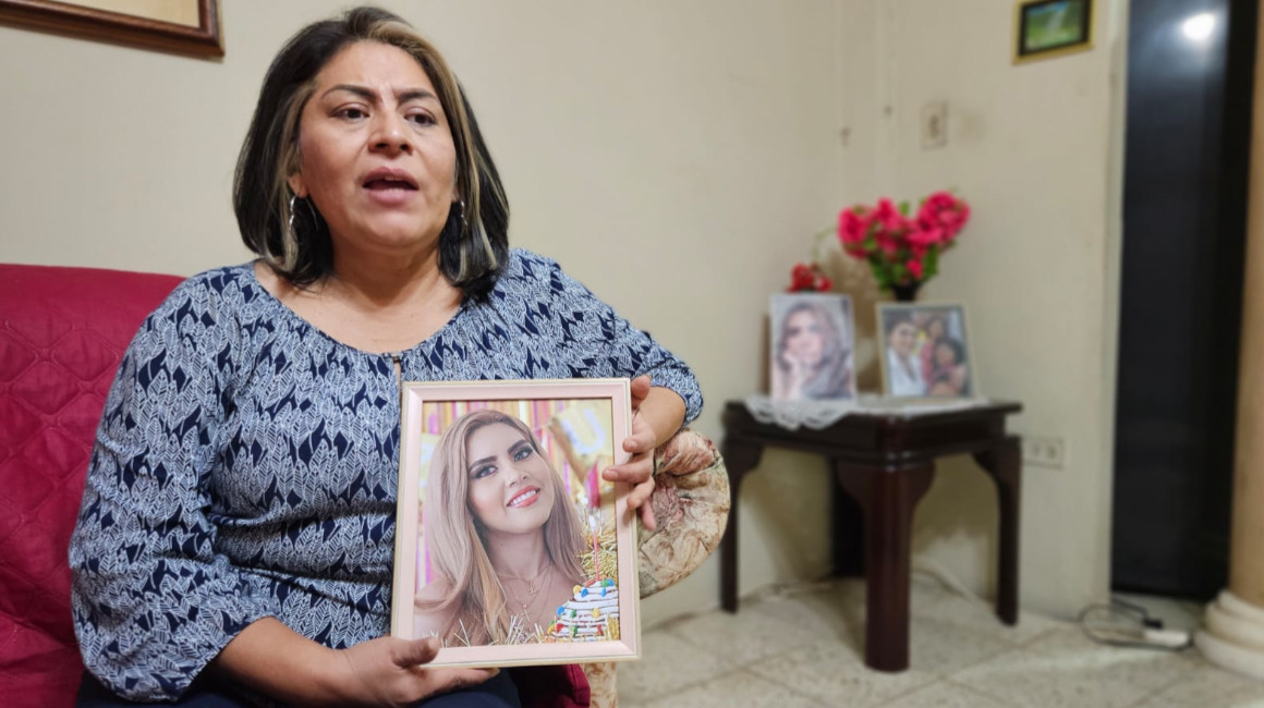Kathy Muñoz no desmaya en su objetivo de pedir justicia por el femicidio de su hija Lisbeth Baquerizo, ocurrido en Guayaquil, el 21 de diciembre de 2020.
