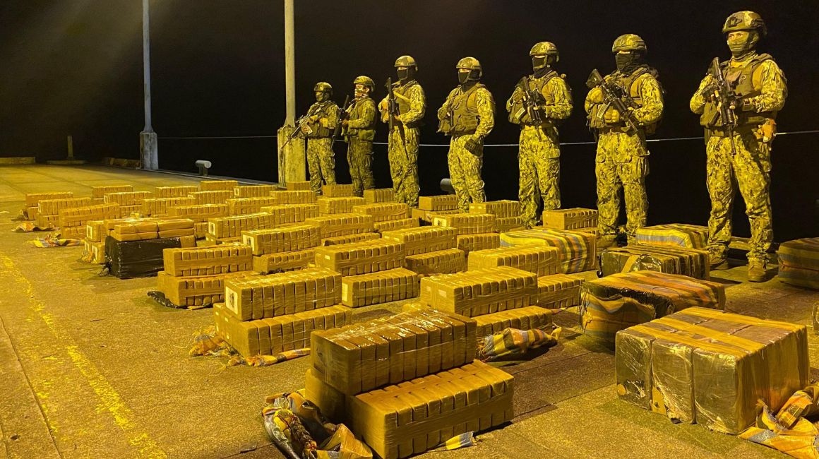 Militares custodian los paquetes de droga decomisados en Esmeraldas, el 5 de marzo de 2024.
