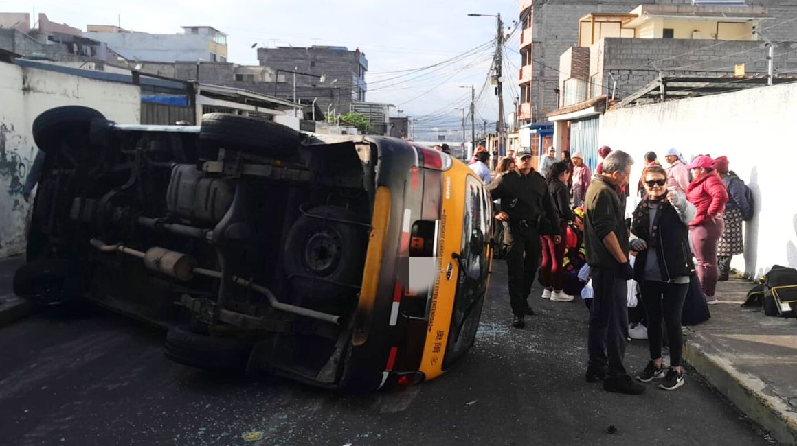 Una buseta escolar terminó volcada, tras un choque, en las calles Alberto Freile y Abelardo Montalvo, sector La Luz, en Quito, el 6 de marzo de 2024.