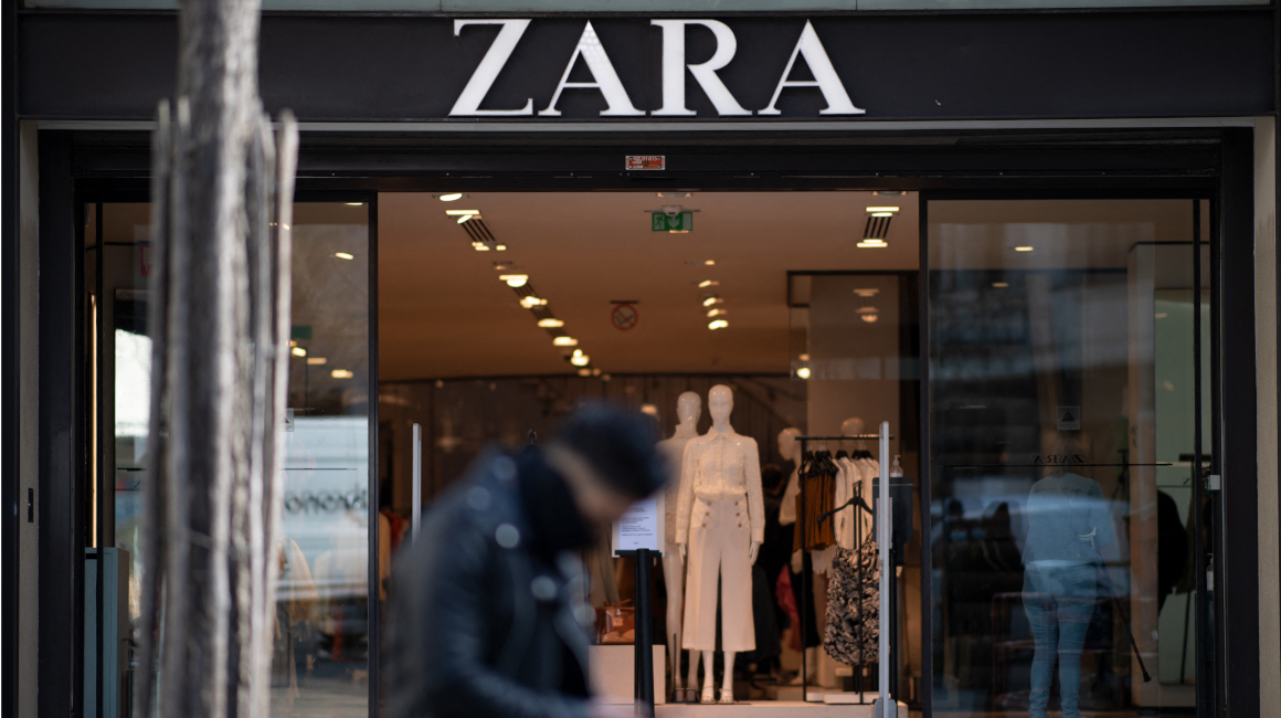 Un hombre sentado al frente de una tienda de Zara en Francia, el 25 de marzo de 2021.