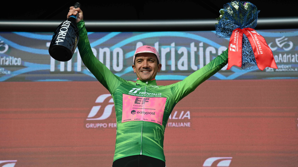 Richard Carapaz luce el maillot de líder de la montaña de la Tirreno - Adriático, el miércoles 6 de marzo de 2024.