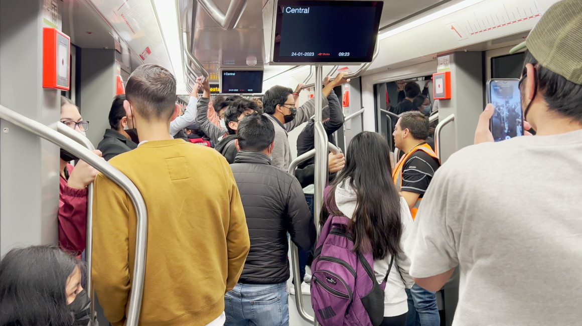 Usuarios del Metro de Quito en uno de sus trenes, el 28 de enero de 2024.