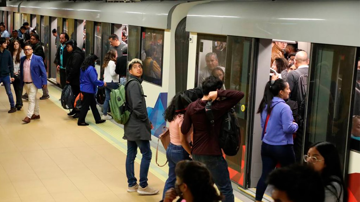 Usuarios del Metro de Quito viajan en uno de sus trenes, en diciembre de 2023.