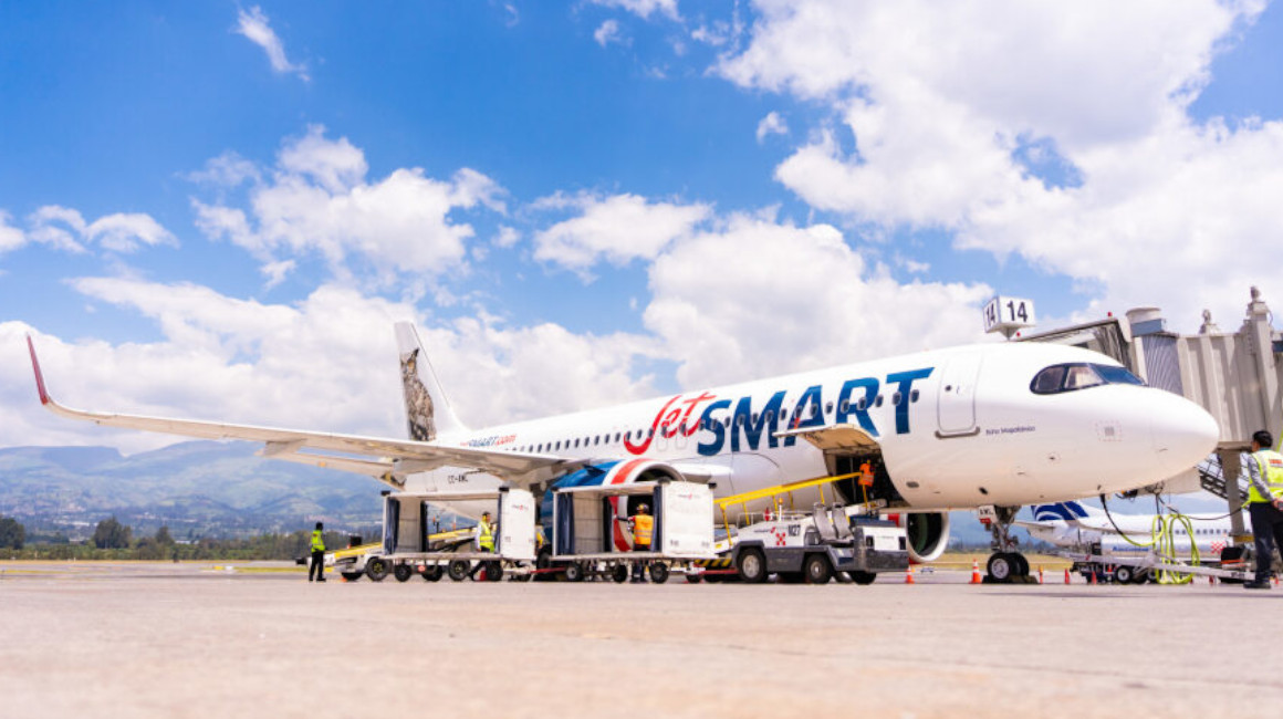 Carga de equipaje en avión de JetSmart, en el Aeropuerto Internacional Mariscal Sucre, de Quito, el 6 de marzo de 2024.