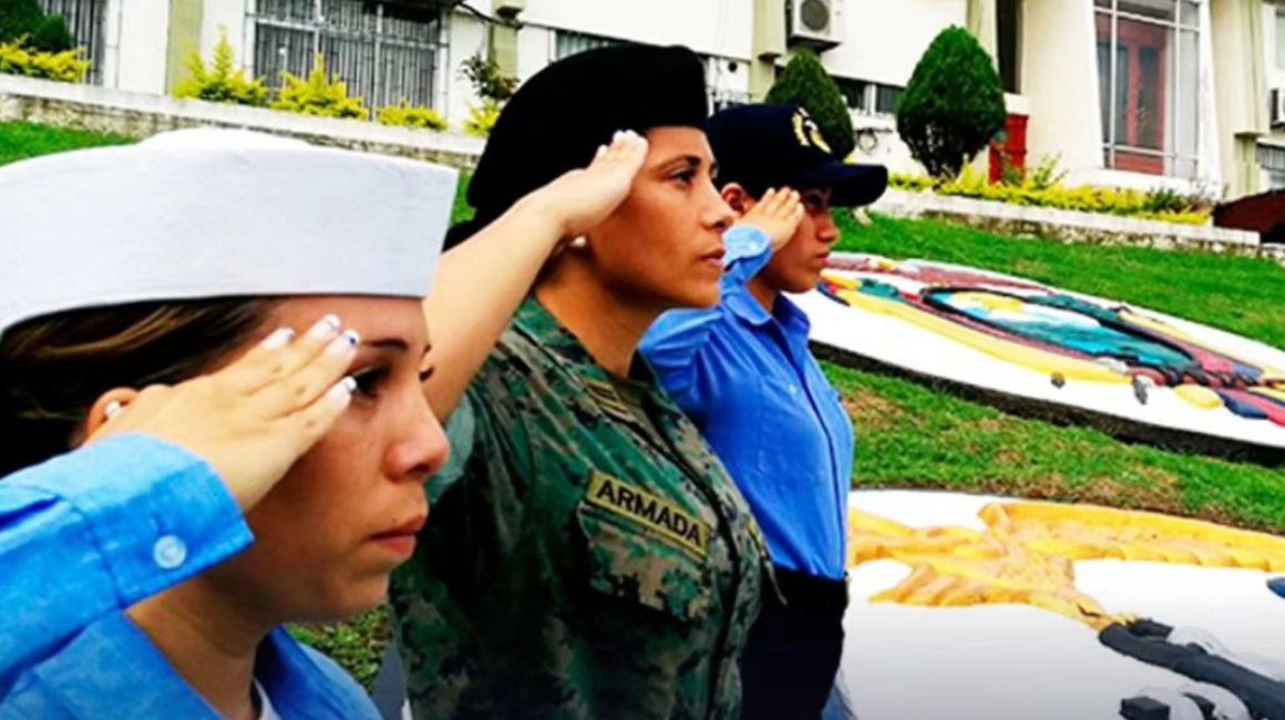 Imagen referencial. Estudiantes de las escuelas de la Armada del Ecuador.